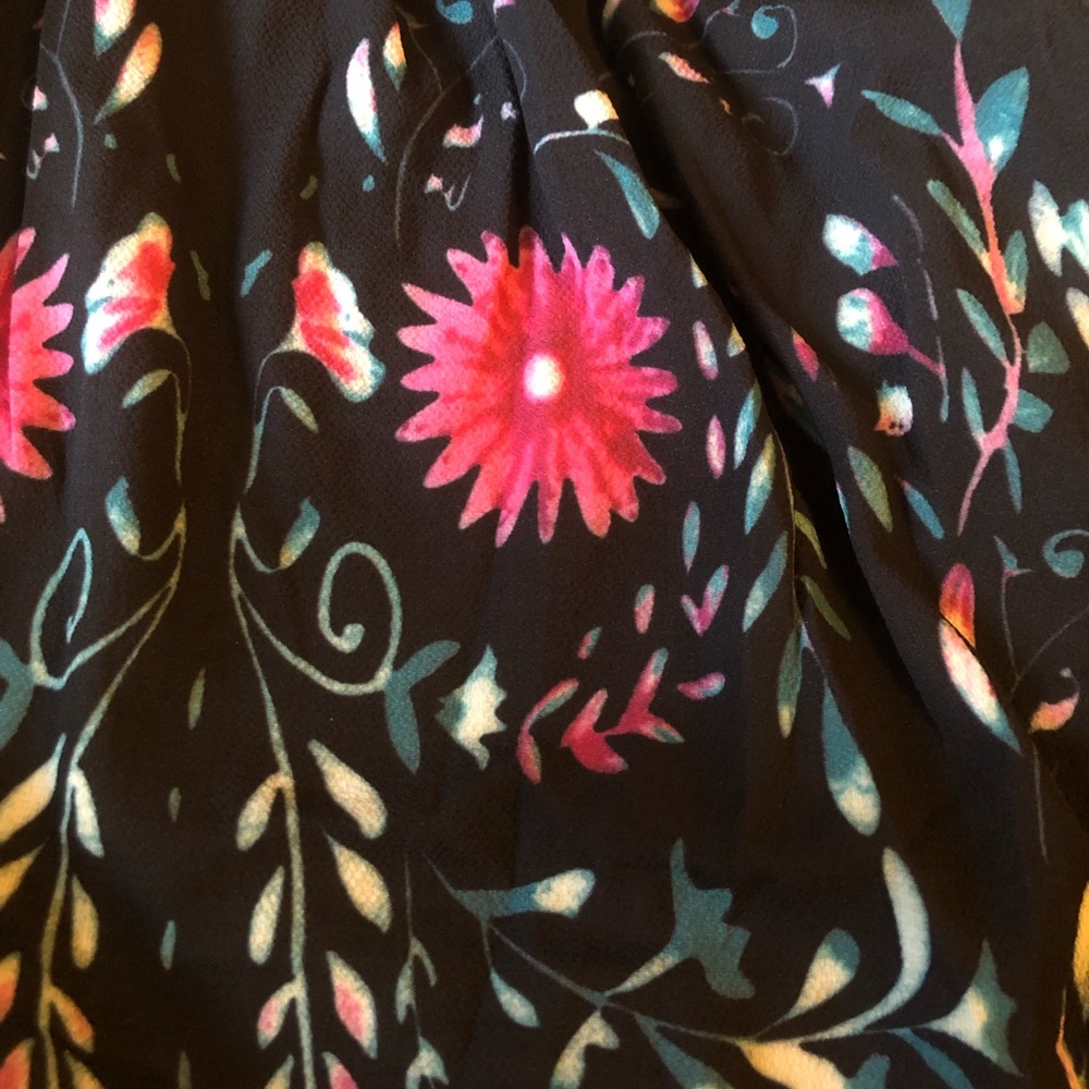Black Floral Off-The-Shoulder Shift Top - Picture 5 of 6